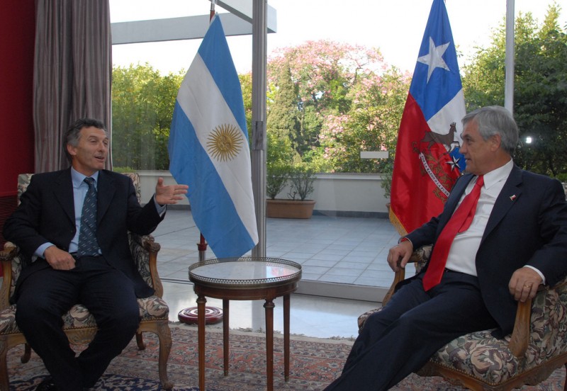 Baires. Abril 8 de 2010. El Jefe de Gobierno porteño, Mauricio Macri, se reunió en la tarde de hoy con el presidente de la República de Chile, Sebastian Piñera, en la Embajada de ese país, en el marco del primer viaje que realiza desde que asumió la presidencia.- Foto Guillermo Viana-gv/GCBA.-